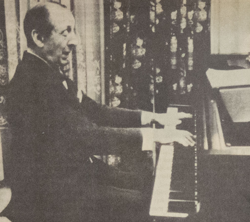 horowitz playing the piano